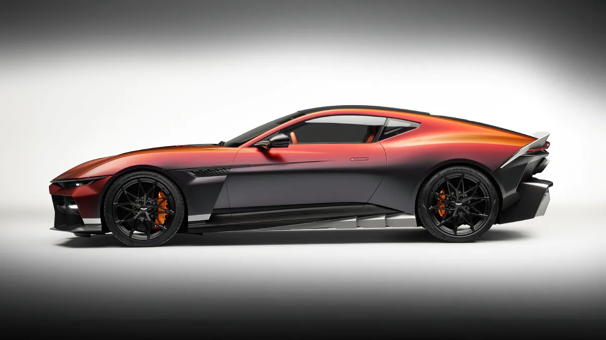 Aston Martin Valen pokazany z boku z długą maską silnika V12