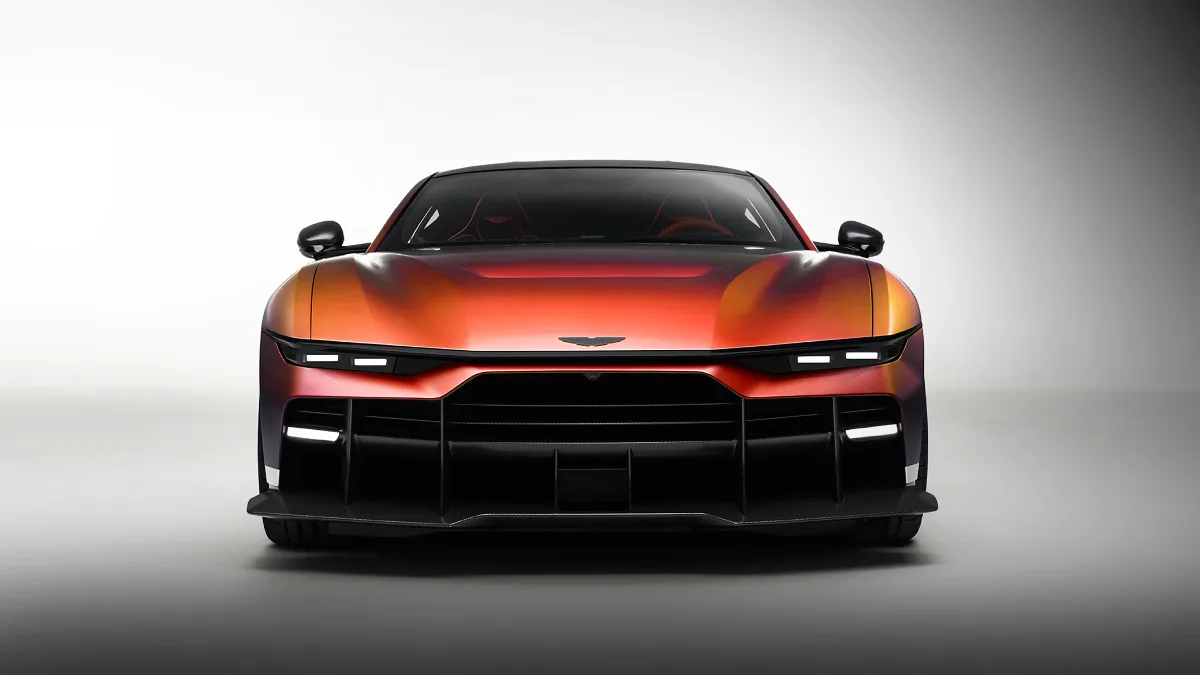 Aston Martin Valen pokazany centralnie od przodu