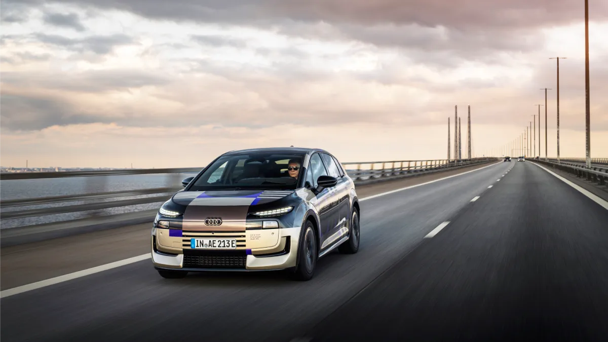 Audi A2 e-tron podczas jazdy po moście