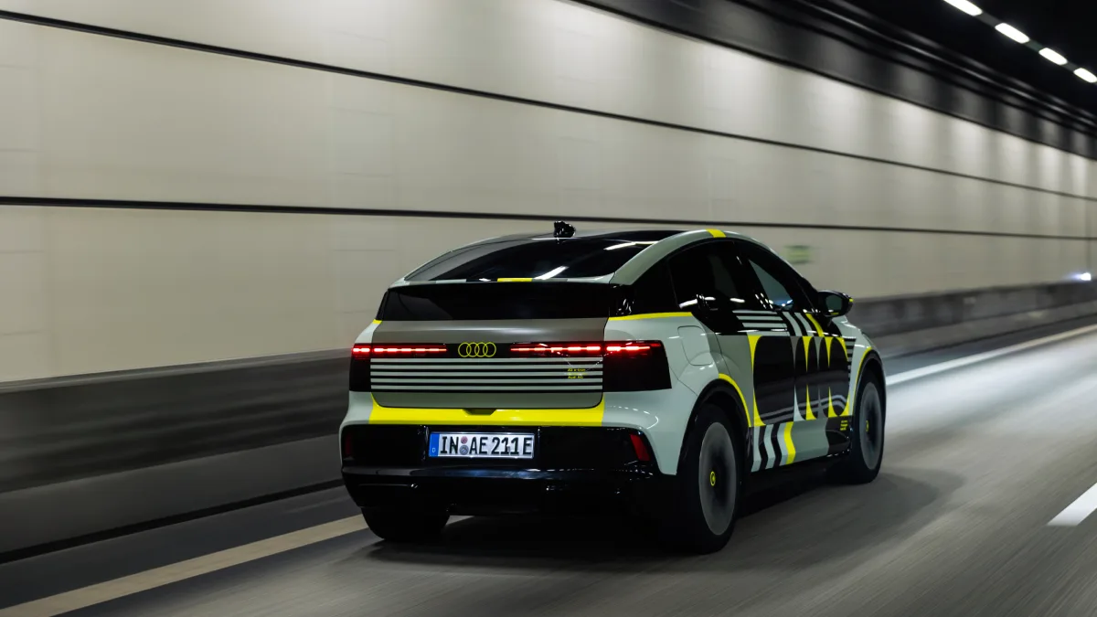 Audi A2 e-tron podczas jazdy w tunelu