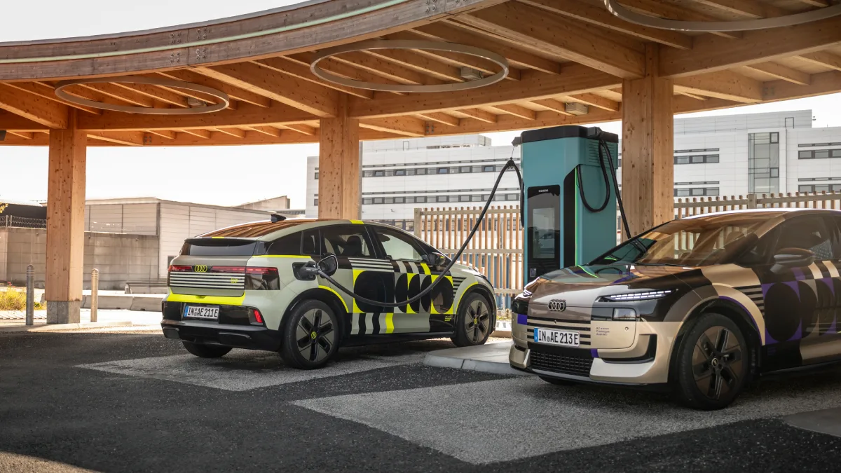 Prototypy Audi A2 e-tron podczas ładowania