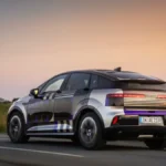 Audi A2 e-tron podczas jazdy po drodze