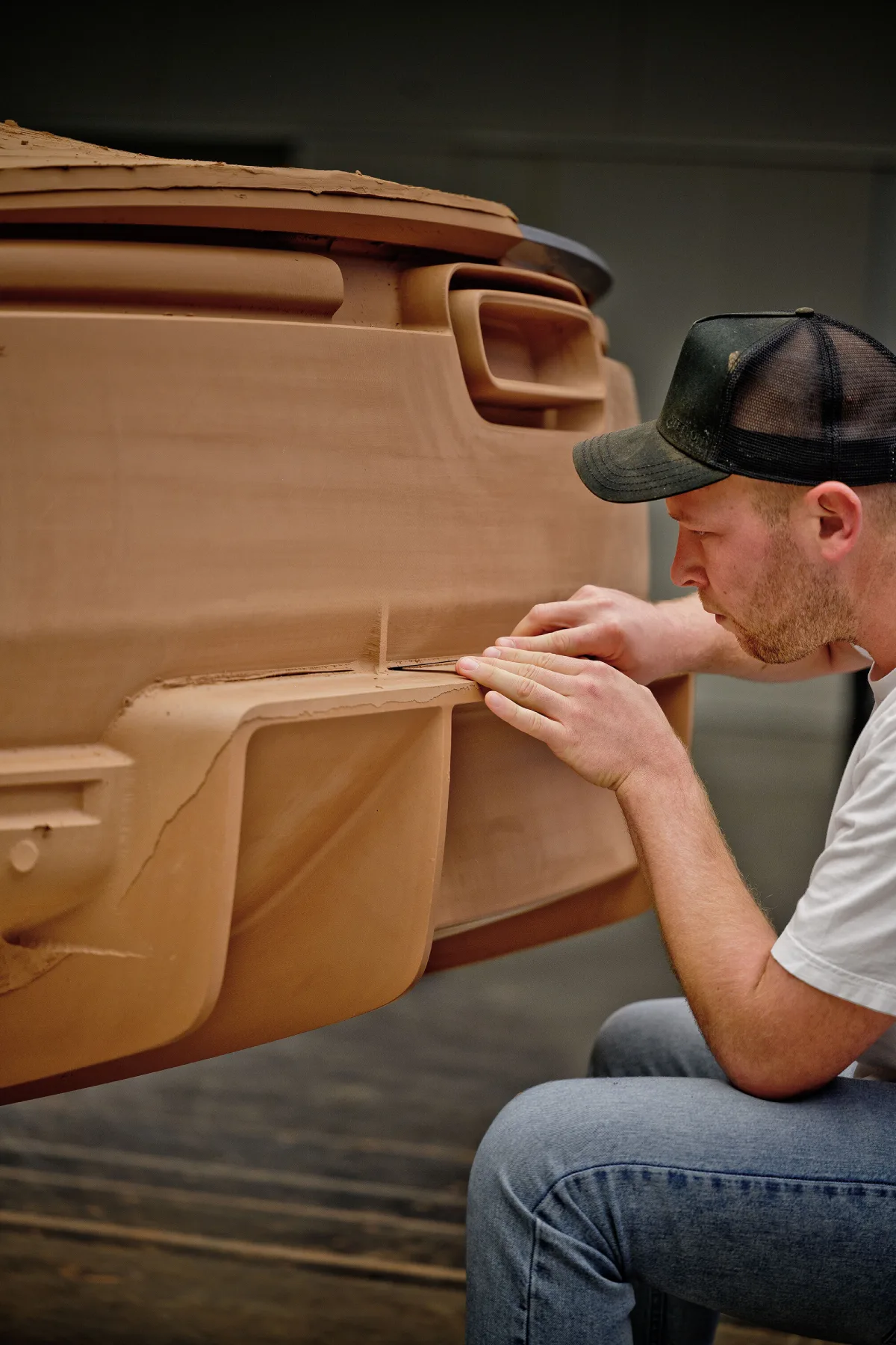 Projektant dopracowuje gliniany model Audi Nuvolari