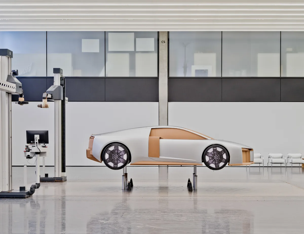 Model rozwojowy Audi Nuvolari pokazany z boku