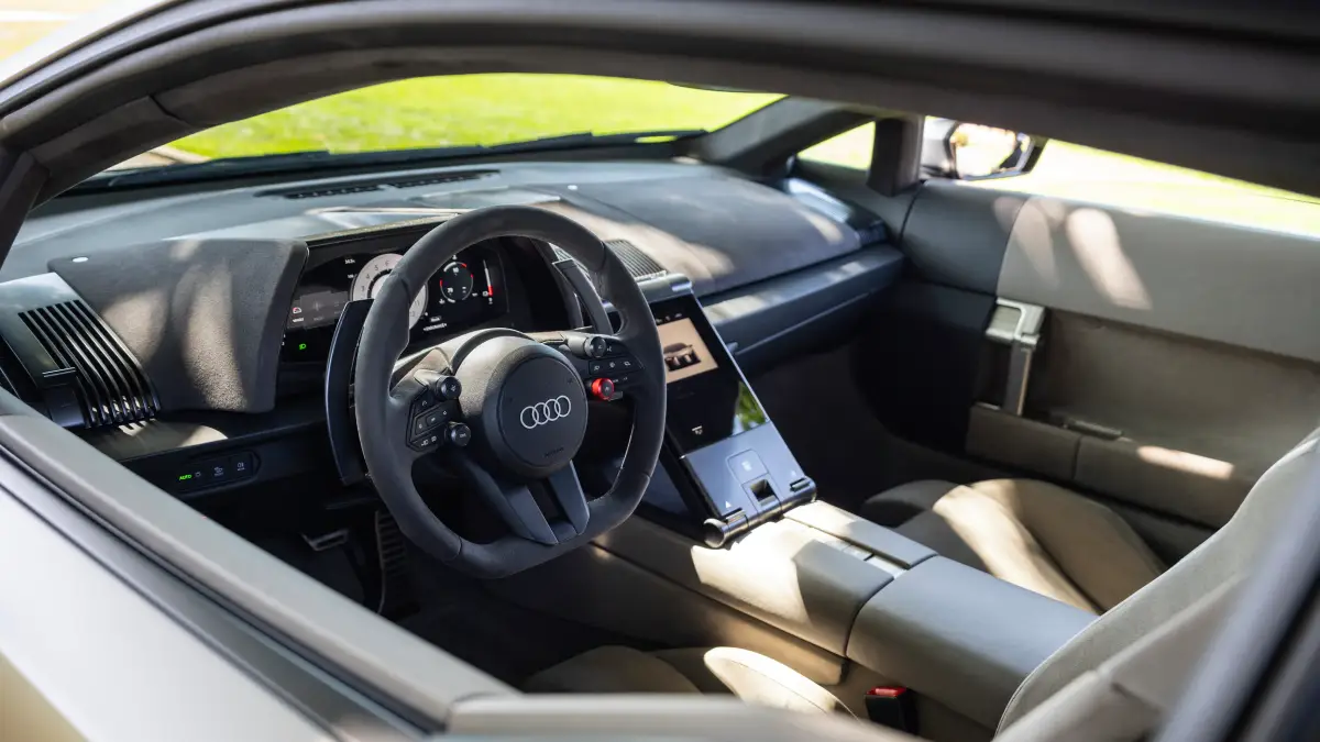 Wnętrze Audi Nuvolari z kierownicą i centralnym ekranem