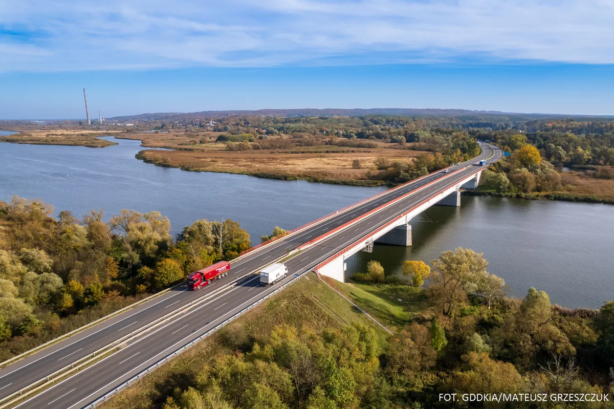 Autostrada przebiegająca przez most nad wodą w Polsce