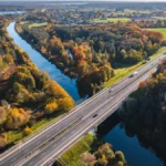 Autostrada w Polsce przebiegająca przez most i jesienny krajobraz