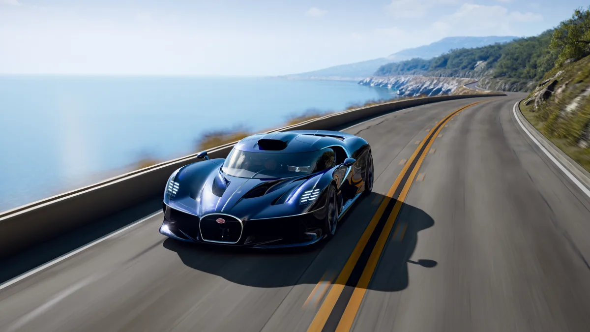 Bugatti Destrier podczas jazdy nadmorską drogą