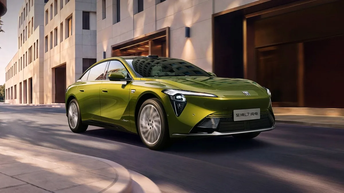 Buick Electra L7 EV podczas jazdy po mieście
