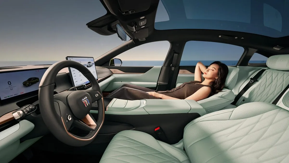 Buick Electra L7 EV wnętrze z fotelami zero gravity