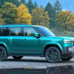 Zielony BYD Ti 7 pokazany nad jeziorem na tle jesiennego lasu