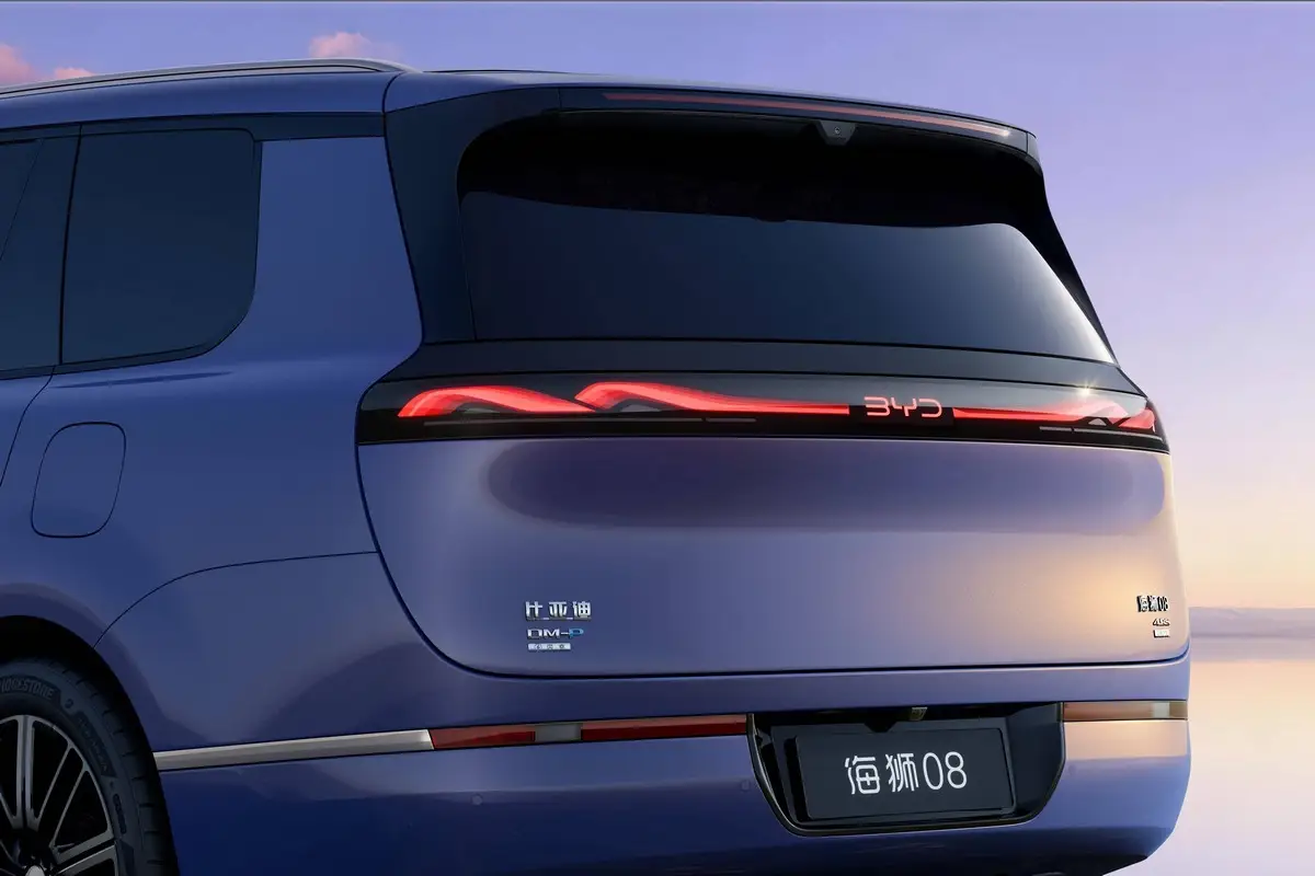 BYD Sealion 08 tył samochodu i tylne światła LED