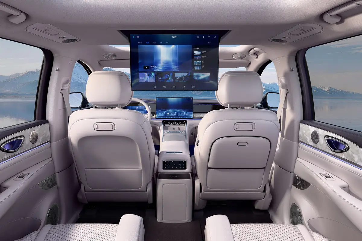BYD Sealion 08 wnętrze z dużym ekranem dla pasażerów