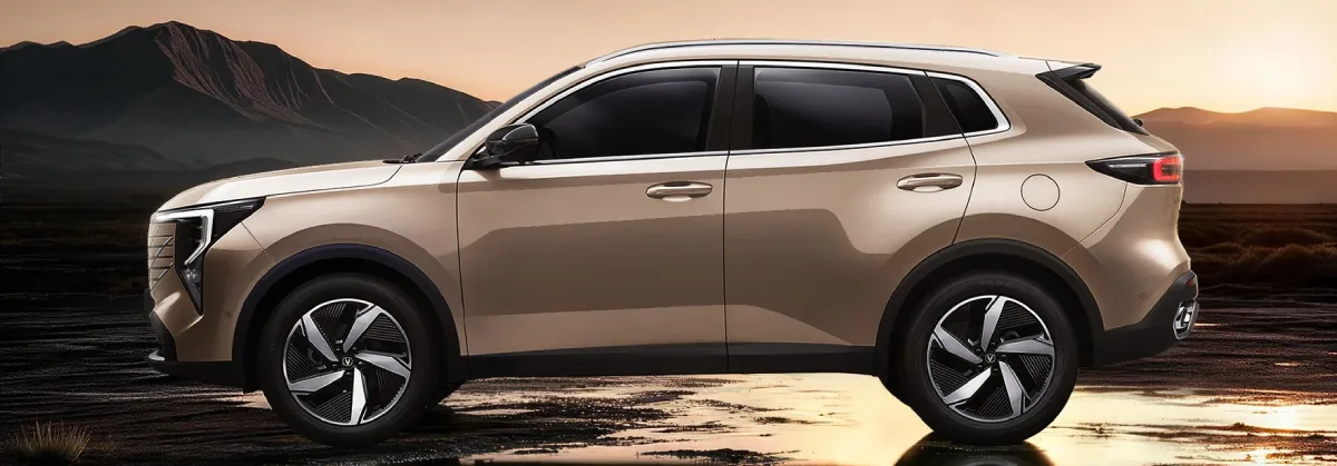Changan CS55 Plus HEV pokazany z profilu