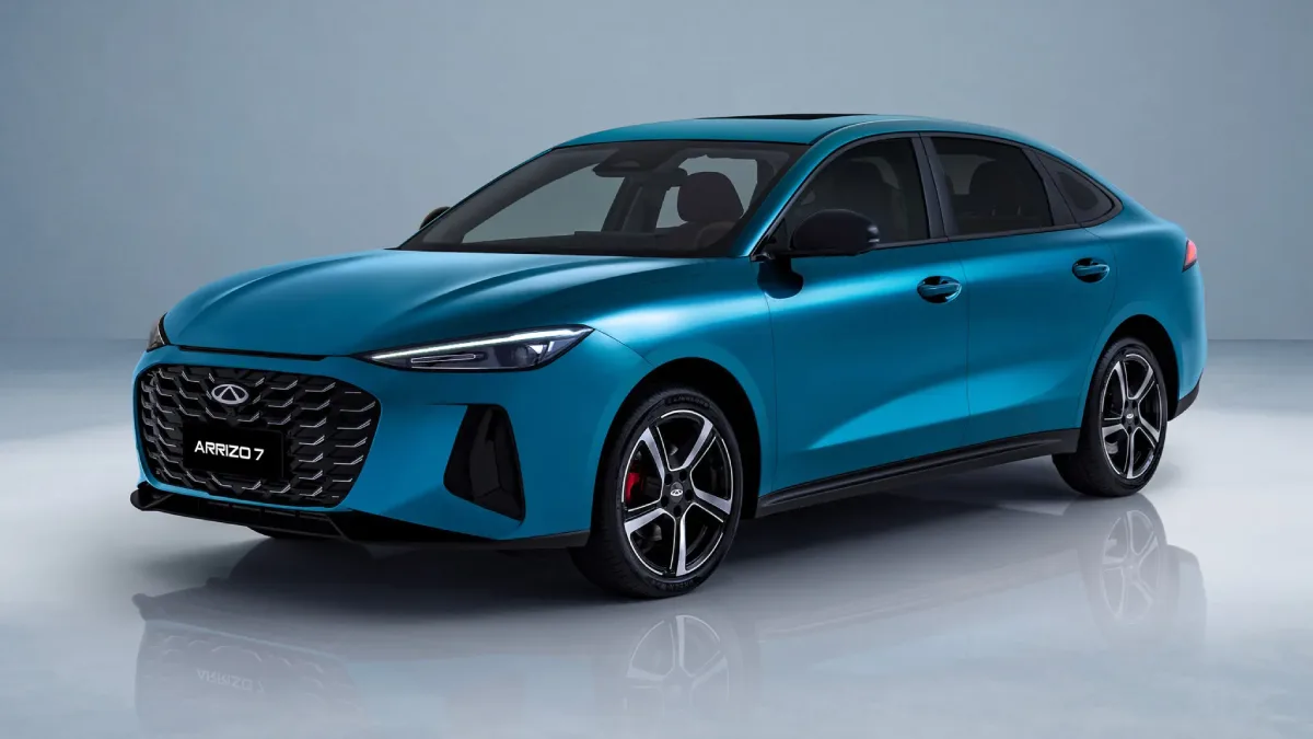 Chery Arrizo 7 2026 w niebieskim kolorze pokazane z przodu i z boku
