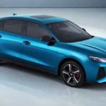 Chery Arrizo 7 2026 w niebieskim kolorze widziane z przodu i z boku