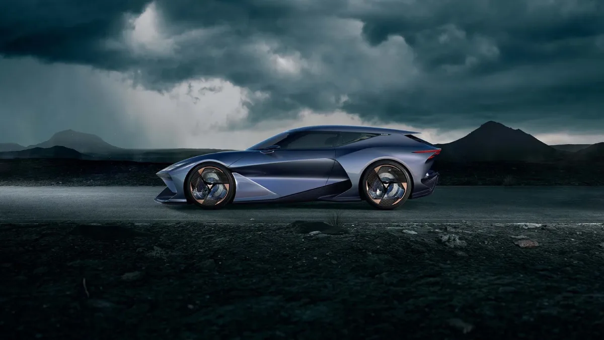 CUPRA DarkRebel pokazana z profilu na tle gór