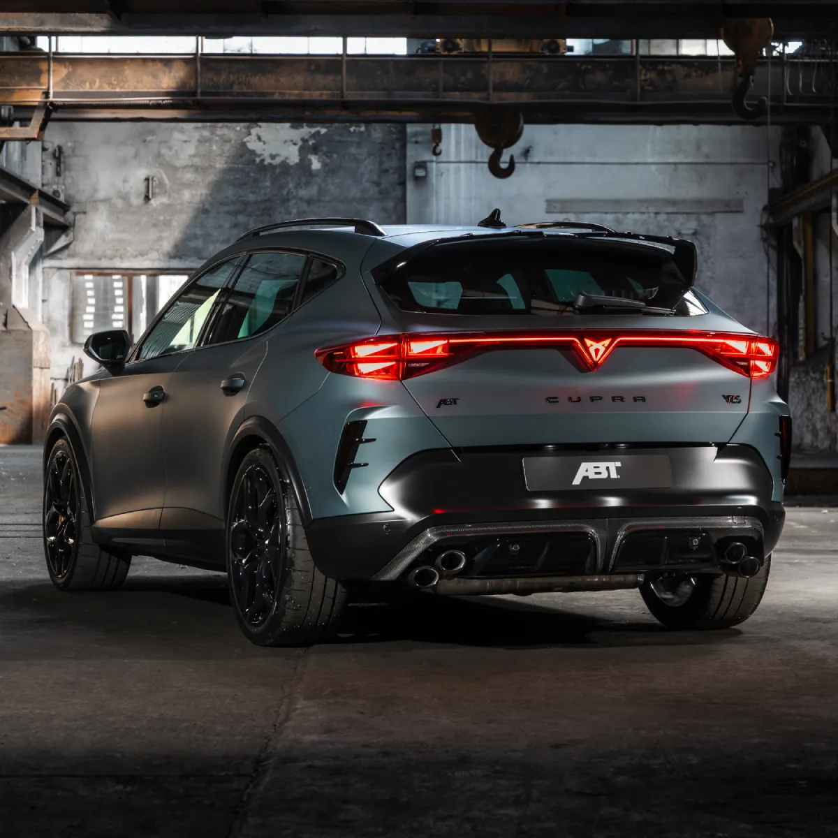 ABT CUPRA Formentor VZ5 635 od tyłu z czterema końcówkami układu wydechowego