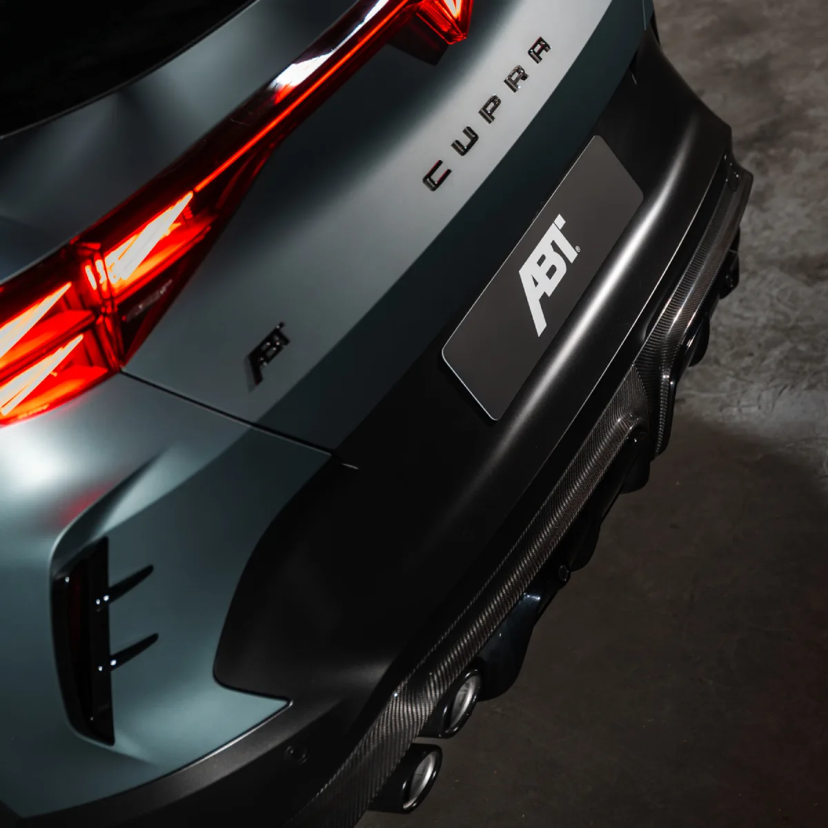 Tylny dyfuzor ABT CUPRA Formentor VZ5 635 z karbonowymi elementami i układem wydechowym