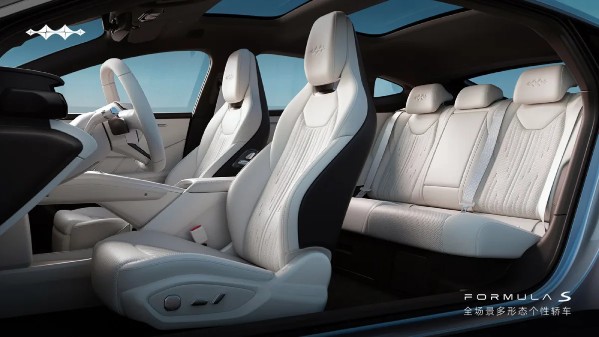 Wnętrze BYD Fang Cheng Bao Formula S 2026 z jasnymi fotelami