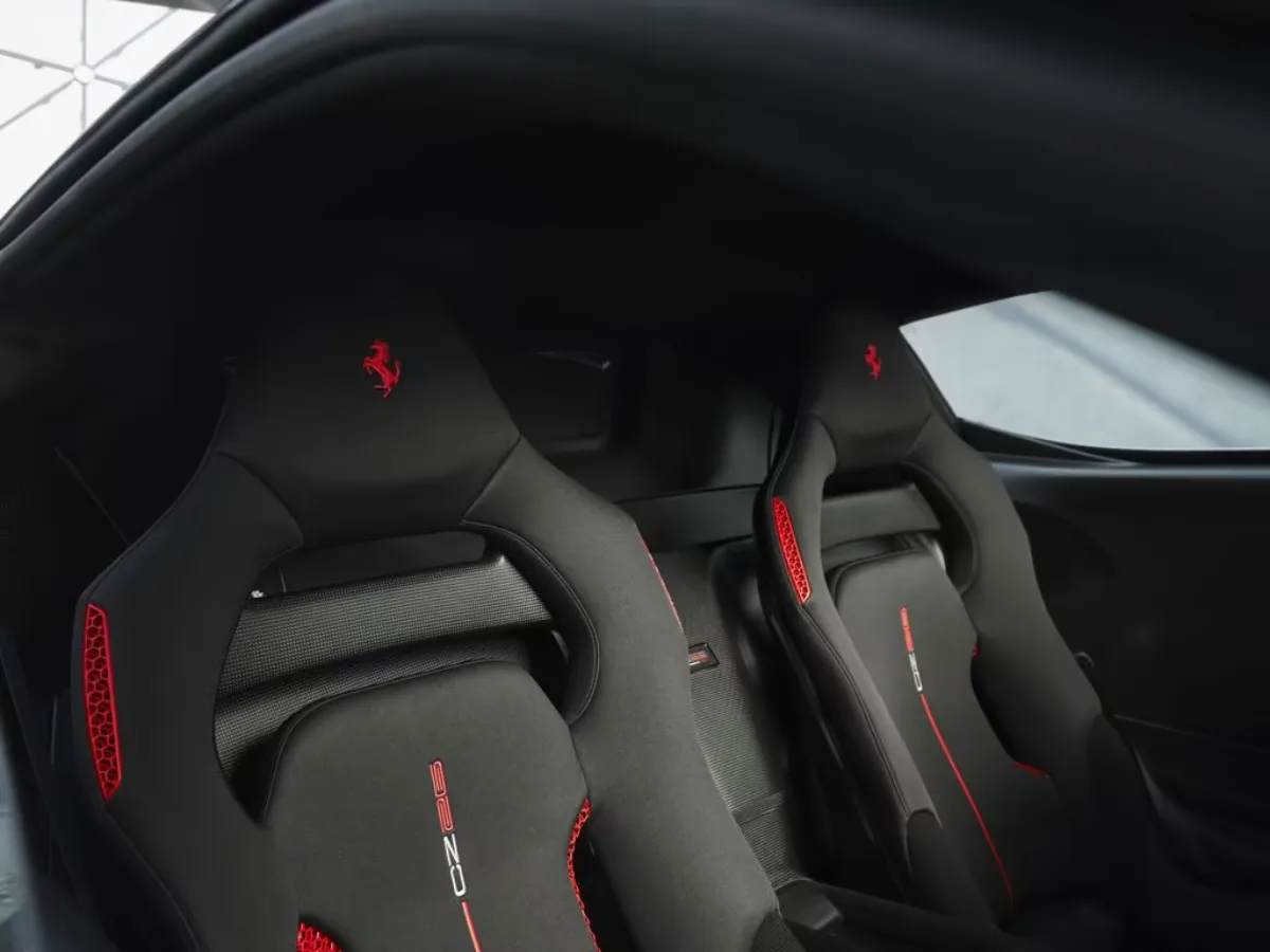 Fotele Ferrari CZ26 z czerwonymi detalami