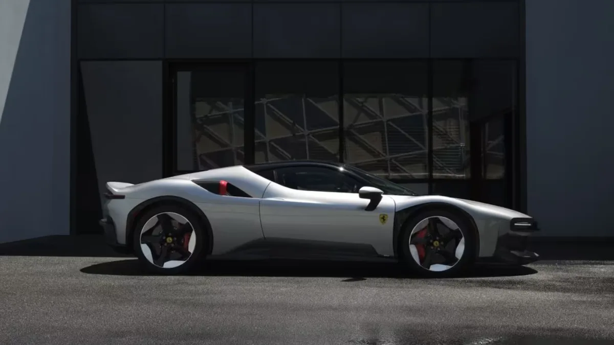 Ferrari CZ26 pokazane z profilu
