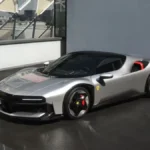 Ferrari CZ26 pokazane z przodu i z boku w kolorze Argento Veloce