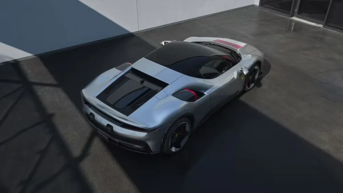 Ferrari CZ26 pokazane od tyłu i z góry