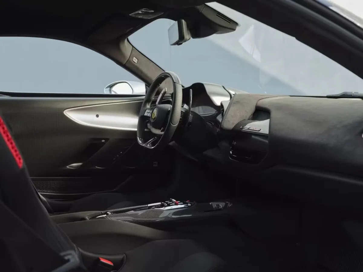 Wnętrze Ferrari CZ26 z kierownicą i karbonowymi elementami