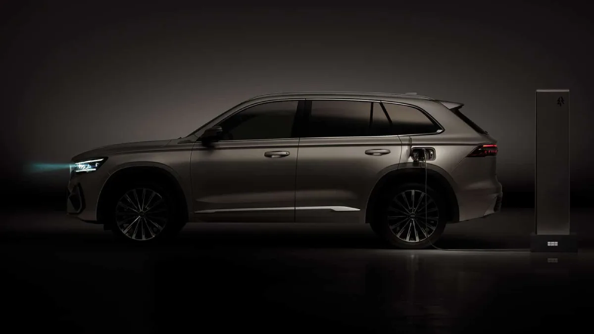 Geely Monjaro EM-i pokazany z profilu podczas ładowania