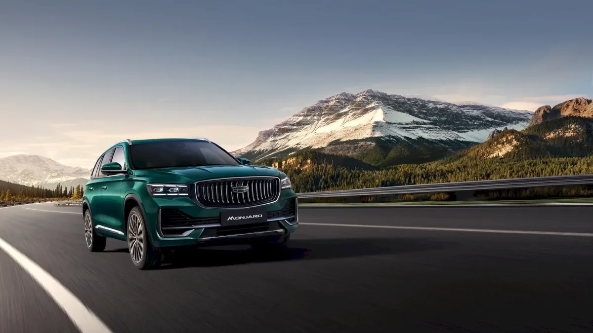 Geely Monjaro podczas jazdy po górskiej drodze