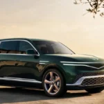 Genesis GV90 pokazany z przodu i z boku na oficjalnym zdjęciu