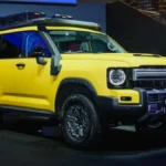 Żółty Haval H9 pokazany z przodu i z boku