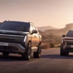 Hyundai Tucson 2027 i Tucson XRT pokazane z przodu podczas jazdy