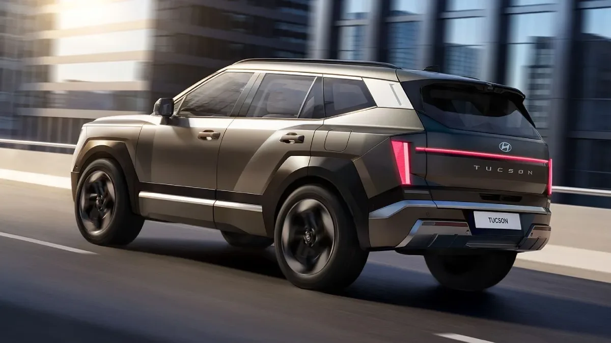 Hyundai Tucson 2027 pokazany od tyłu i z boku podczas jazdy