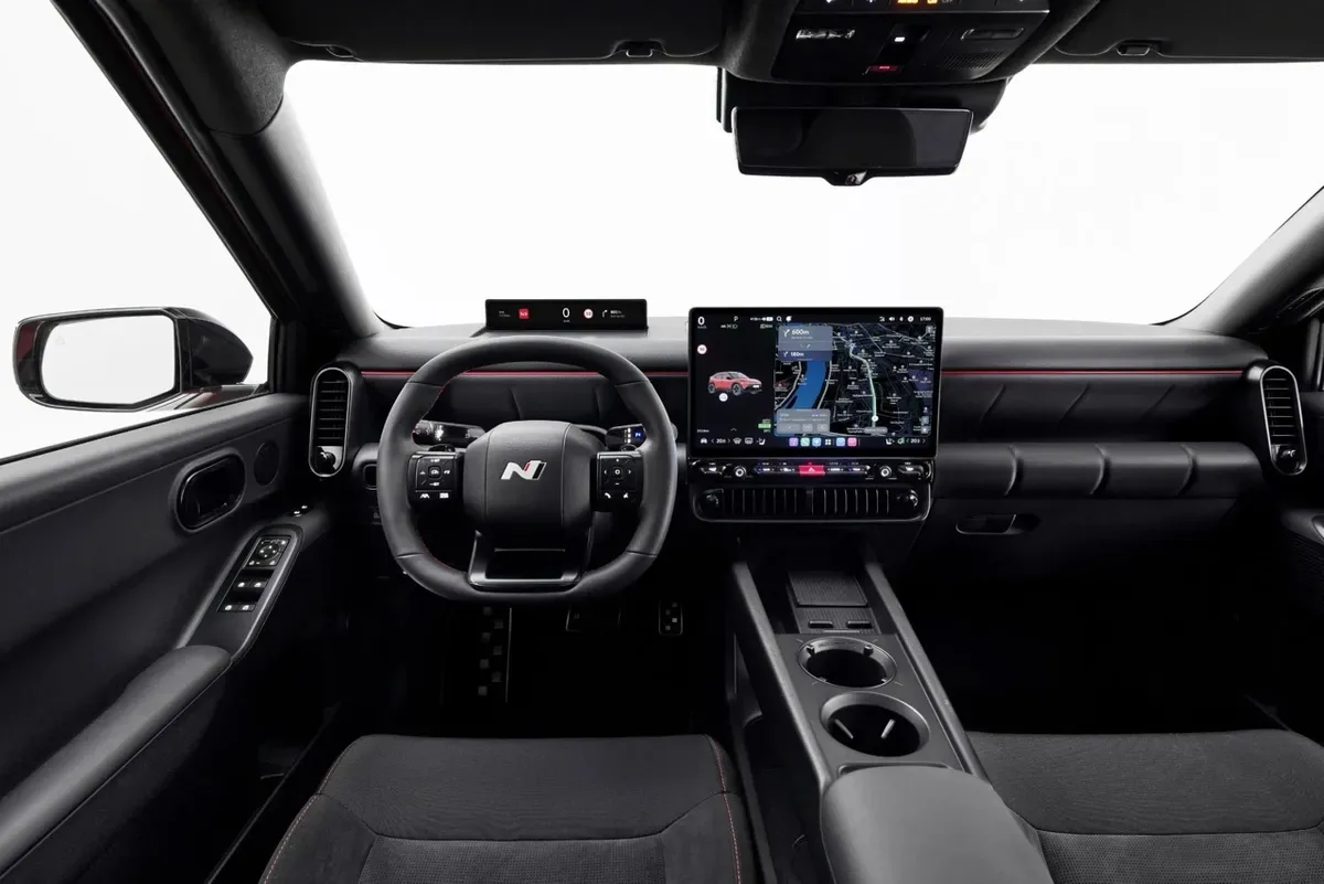 Wnętrze Hyundai IONIQ 3 2026 z centralnym ekranem multimedialnym