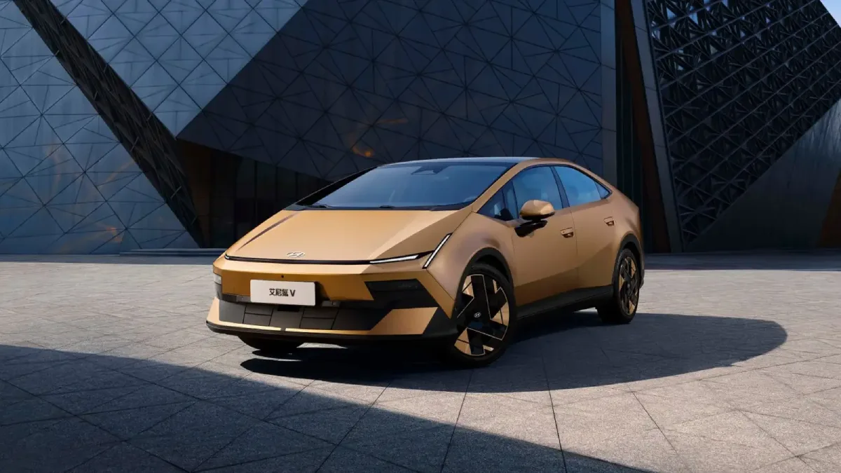 Hyundai IONIQ V w złotym kolorze widziany z przodu