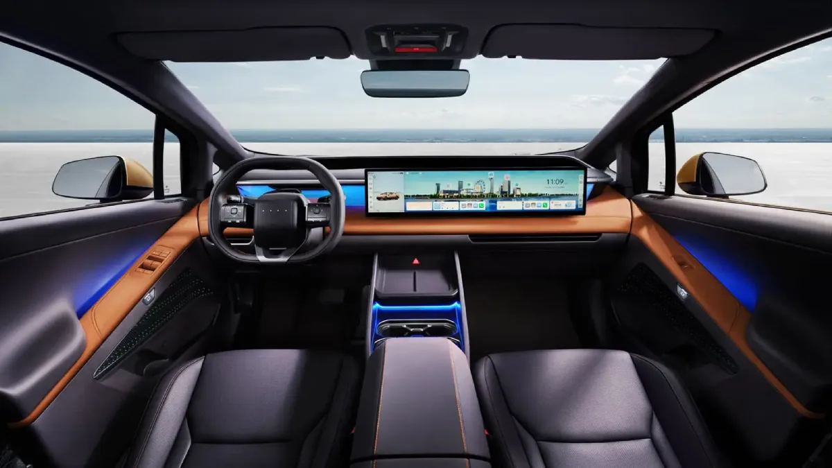 Wnętrze Hyundai IONIQ V z panoramicznym ekranem 27 cali