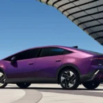 Hyundai Ioniq V w fioletowym kolorze widziany z boku i od tyłu