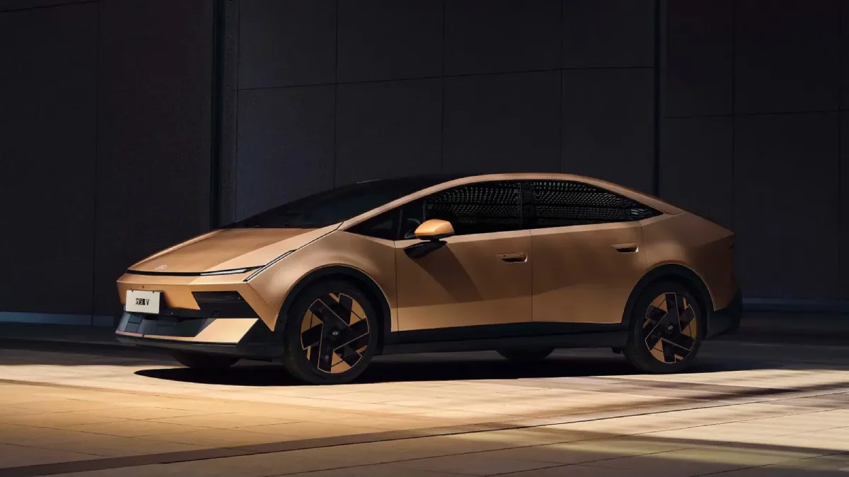 Hyundai IONIQ V w złotym kolorze pokazany z profilu