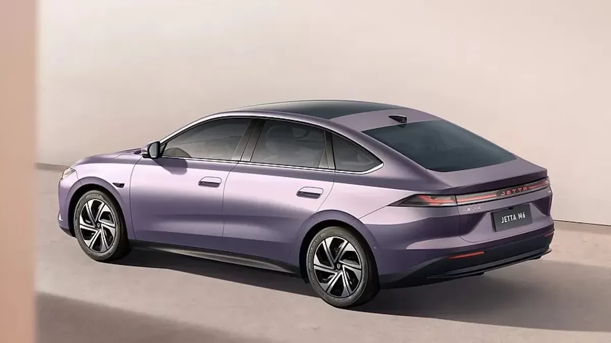 Jetta M6 widziana z tyłu i z boku