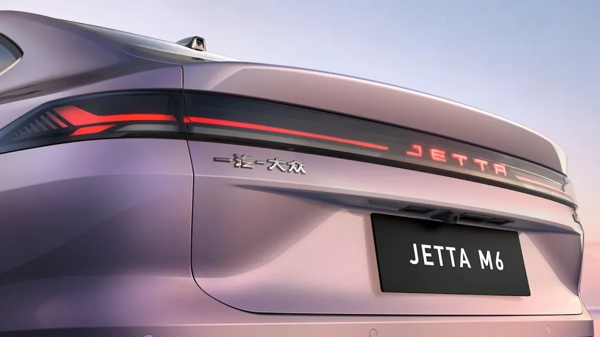 Tylny pas świetlny i oznaczenie Jetta M6