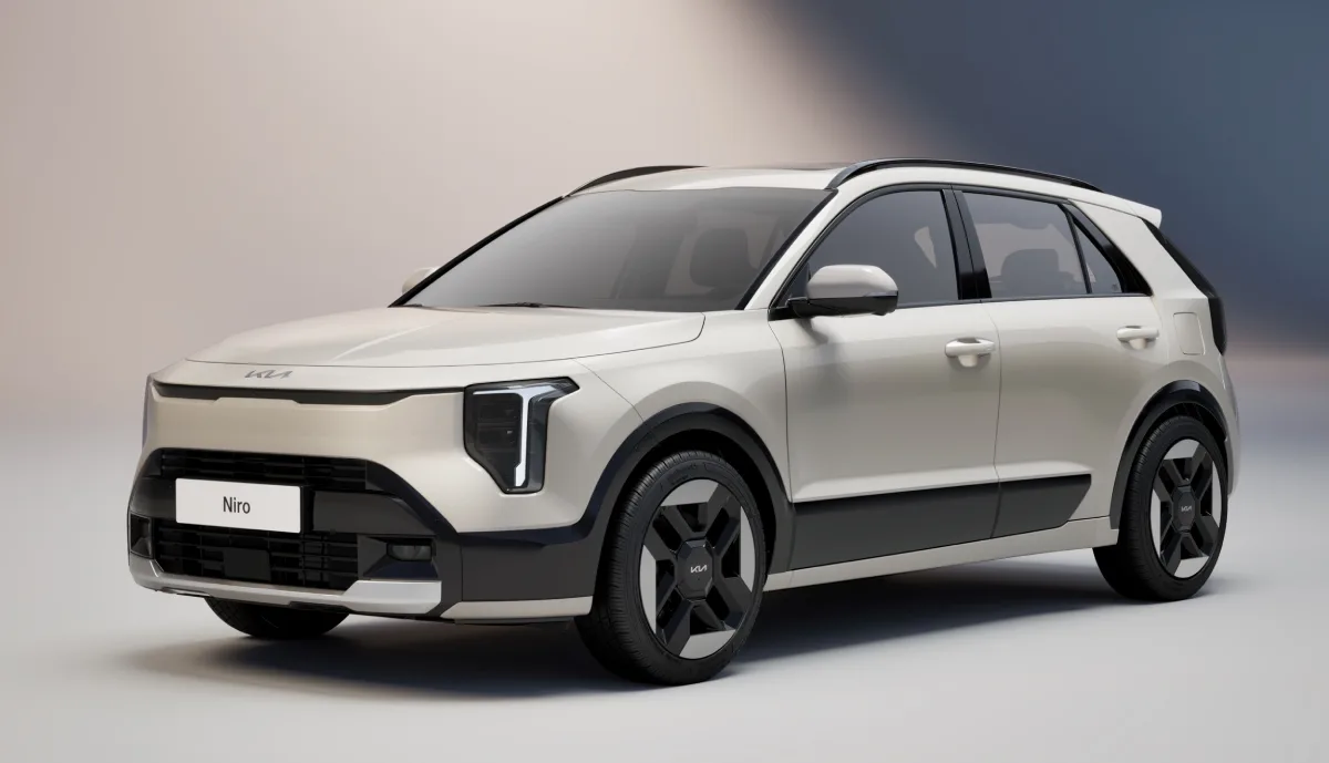 Biała Kia Niro 2027 po liftingu pokazana z przodu i z boku