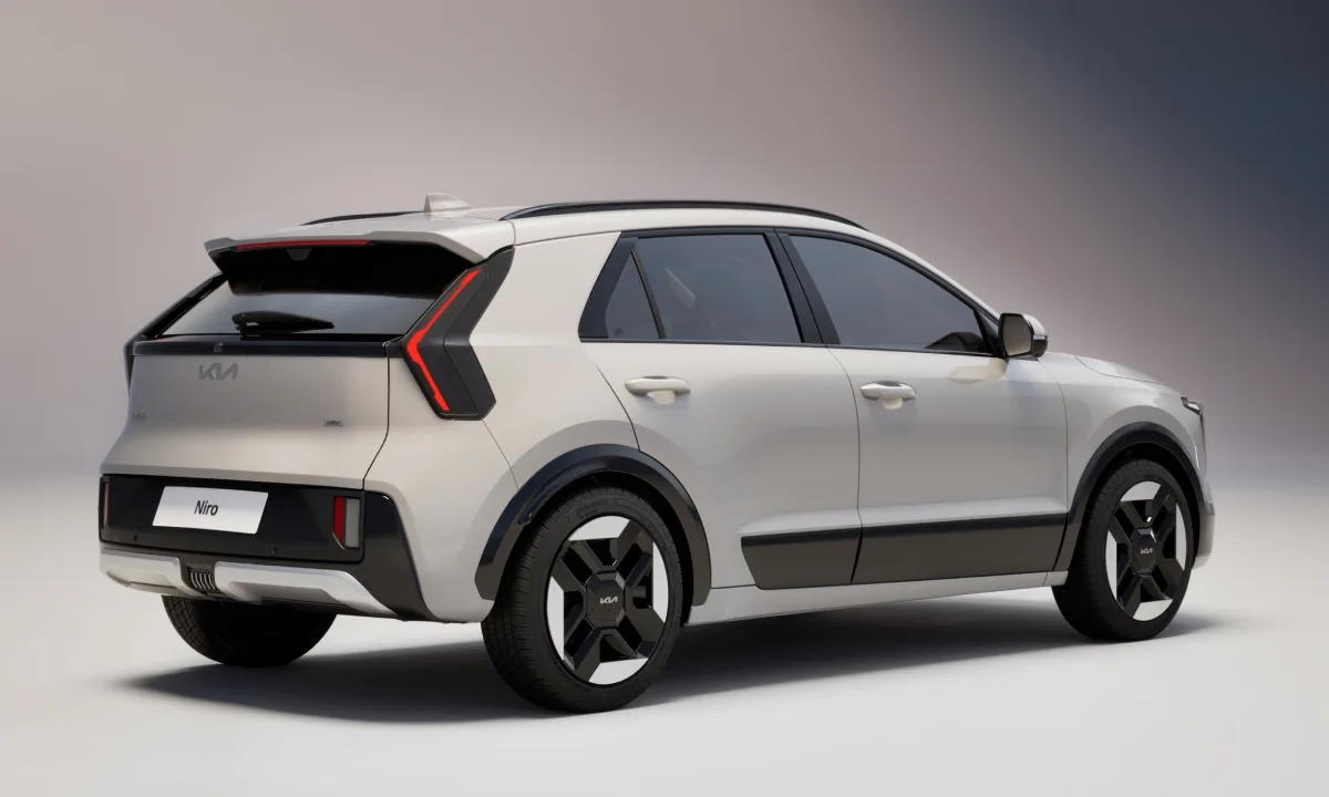 Biała Kia Niro 2027 po liftingu pokazana od tyłu i z boku