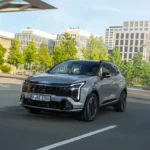 Kia Sportage GT Line w kolorze Lunar Silver podczas jazdy