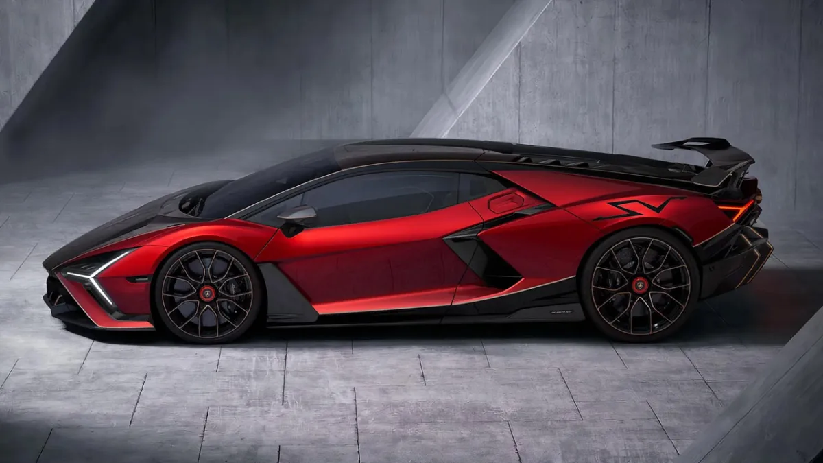 Lamborghini Revuelto SV pokazane z boku z dużym tylnym skrzydłem