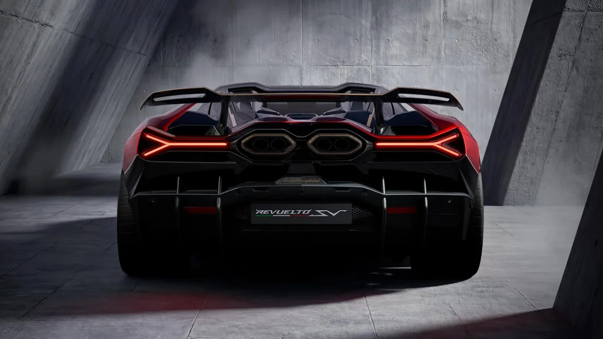 Tył Lamborghini Revuelto SV z dużym skrzydłem i układem wydechowym
