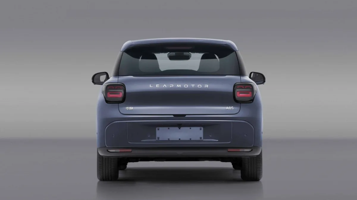 Tył niebieskiego Leapmotora A05 z oznaczeniem modelu