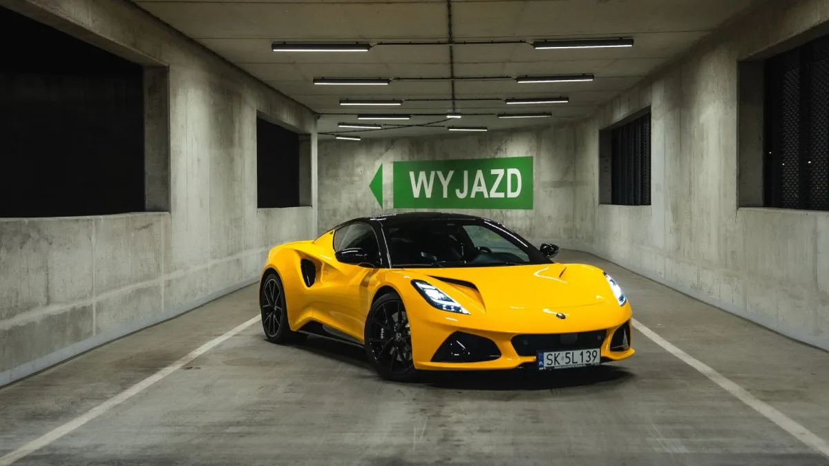 Żółty Lotus Emira z polskimi tablicami rejestracyjnymi