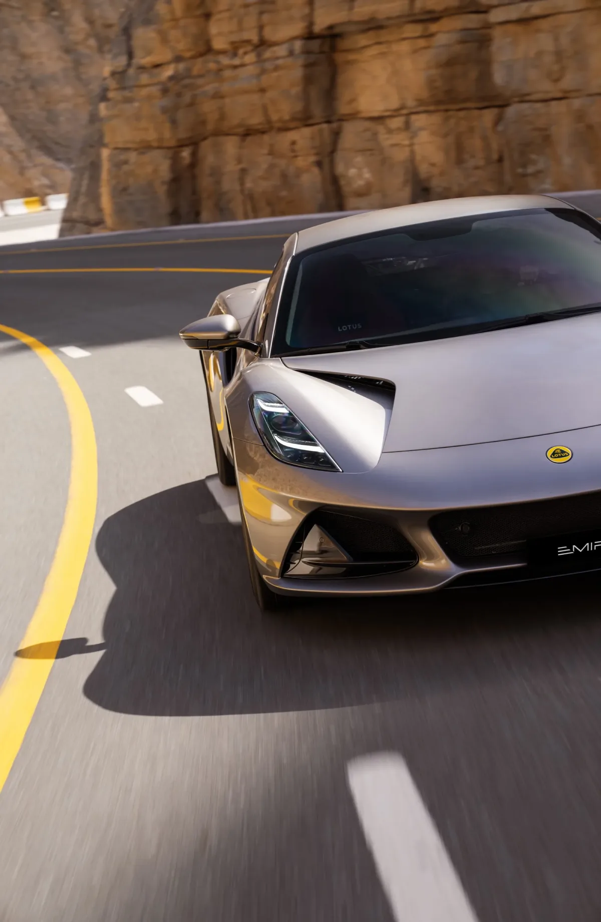 Lotus Emira podczas dynamicznej jazdy po krętej drodze